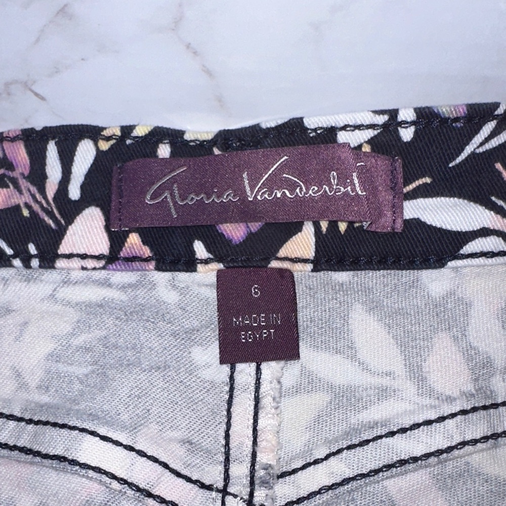 Gloria Vanderbilt Amanda Floral Cropped Capri Pants - Picture 7 of 7